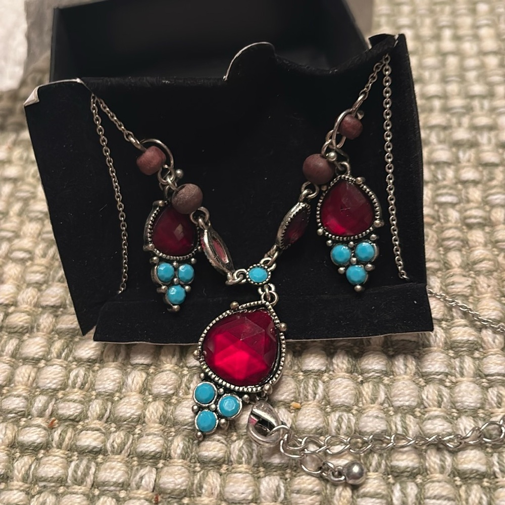 Avon , Necklace and earrings set.